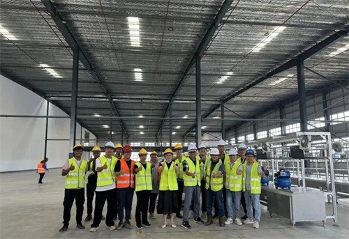 馬來(lái)團(tuán)隊(duì)合影 裝配線啟動(dòng)第一臺(tái)空壓機(jī)(圖1)