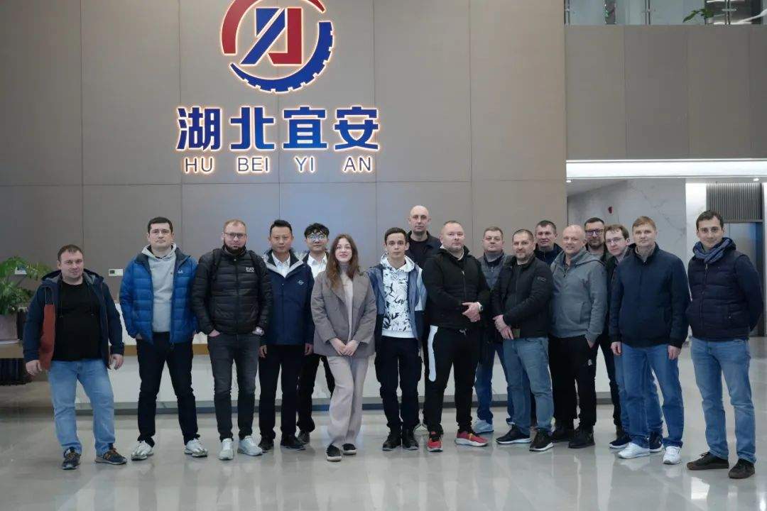 歐洲客戶代表團赴湖北宜昌考察開山重工地下鑿巖機器人(圖1)