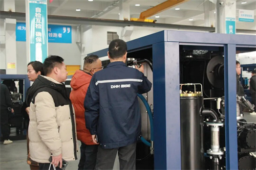 德哈哈壓縮機(jī)六年機(jī)器保修新聞發(fā)布會開幕(圖3)