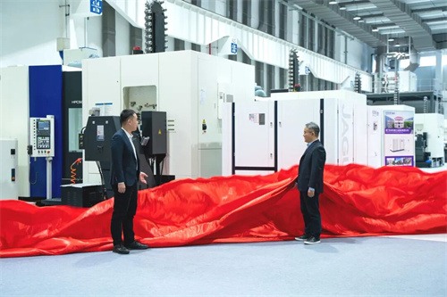 東亞機(jī)械總經(jīng)理韓文浩抵達(dá)海天精工山地工廠(圖2)